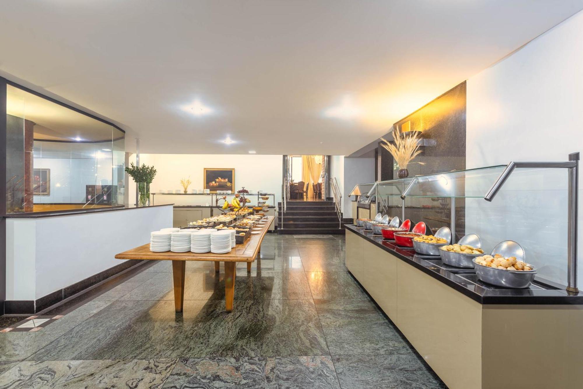 Ouro Minas Hotel Belo Horizonte, Dolce By Wyndham Eksteriør bilde The buffet at the airport's VIP lounge