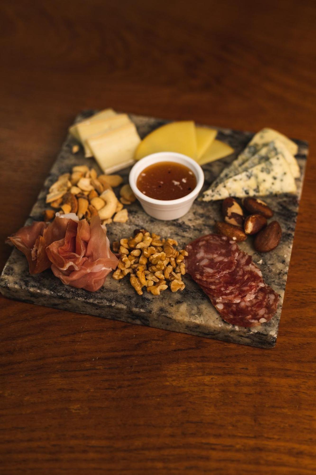 Ouro Minas Hotel Belo Horizonte, Dolce By Wyndham Eksteriør bilde A cheese and sausage platter